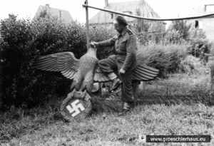 Polnischer Soldat (in britischer Uniform) mit abgeschlagenem NS-Adler, unbekannter Ort in Ostfriesland oder Emsland, Mai 1945  (Archiv H. Peters)