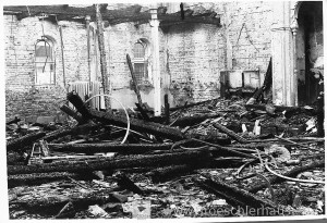 Ein Wehrmachtsfotograf nahm am 10. November 1938 drei Fotos der zerstörten Synagoge auf. Aus ihnen lassen sich einige Elemente der Inneneinrichtung wie z. B. der Thoraschreins und seine erhöhte Ebene rekonstruieren. (Archiv H. Peters)