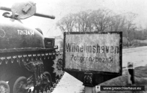 Britische Panzer mit polnischen Soldaten am Ortsschild von Wilhelmshaven, Vormittag, 6. Mai 1945 (Polish Museum., London)