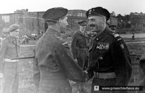 Generalleutnant Guy Simonds (1903 – 1974), der Befehlshaber des 2nd Canadian Corps, und General Wladyslaw Anders (1892 – 1970), der Befehlshaber aller polnischen Exilstreitkräfte, anlässlich einer Siegesparade auf dem Flugfeld  von Upjever, 15. Mai 1945 (Polish Museum, London)