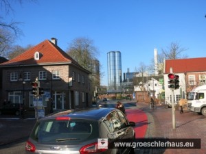 Hier muss fast jedes Auto durch: Jevers „Bismarck-Schneise“ Richtung Elisabethufer. Links das „Bismarck-Museum“, rechts das „Haus der Getreuen“.