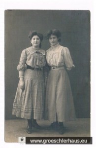 Bertha Gröschler (1890 Jever – 1942 Ghetto Lodz), rechts ihre Schwester Erna, die von Hannover aus in die USA auswanderte, Foto von ca. 1914