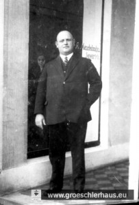 Hans Mendelsohn (1891 Jever – 3. Mai 1945 Neustädter Bucht), vor dem Bekleidungsgeschäft „A. Mendelsohn“ am Kirchplatz, Foto von ca. 1928