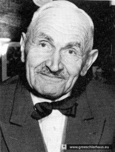 Dr. Karl Fissen (1885 – 1978) publizierte 1936 die Schrift „Tausend Jahre Jever“. Der produktive, heimattümelnde Schriftsteller und Studienrat besaß eine Nähe zur NS-Bewegung. 1968 wurde er zum Ehrenbürger der Stadt Jever ernannt.