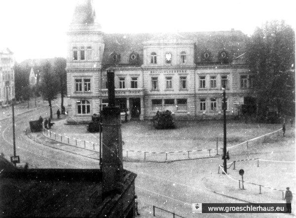 Jever am 6. Mai 1945: Der „Hof zu Oldenburg“, Hauptquartier der polnischen Brigade, mit Hoheitszeichen und Panzer. Das Foto wurde vom NS-Verfolgten Adolf Hirche trotz allgemeinen Fotografierverbots gemacht. (Sammlung A. Hirche, Jerusalem)