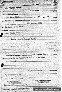 "wohnhaft Bohlenberge" - Sterbeurkunde für das Kind Angela Frank, die auf "Anzeige des ersten Doktor der Medizin Adolf in Auschwitz" zwei Monate nach dem Tod ausgestellt wurde. Mörderische Menschenverachtung oder verborgene Botschaft? (Archiv Auschwitz)