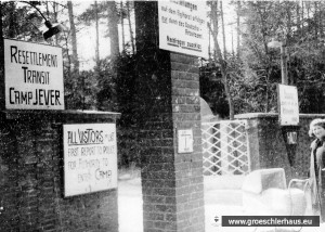 Eingang zum Resettlement Transit Camp Jever ca. 1950 (Gedenkstätte Bergen-Belsen)