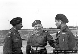 Generalleutnant Guy Simonds, Kommandant „First Canadian Army“, General Stanislaw Maczek und ein unbekannter Soldat am 19. Mai 1945 auf dem Flugfeld von Upjever (Archiv H. Peters)