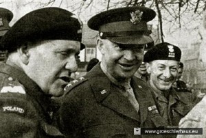 General Stanislaw Maczek mit dem General of the Army Dwight D. Eisenhower, dem Oberbefehlshaber der alliierten Streitkräfte, 1944/45 (Archiv H. Peters)