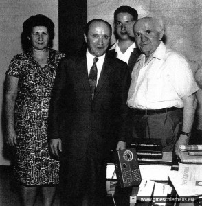 Hadassah, Menachem und Josef Rosensaft 1963 im Arbeitszimmer von David Ben-Gurion, Jerusalem (Gedenkstätte Bergen-Belsen)
