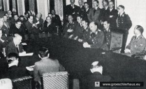 Carl-Alfred Schumacher am 19.12.1939 bei der Reichspressekonferenz in Berlin anlässlich des "großen Luftsiegs über der deutschen Bucht", rechts Reichspressechef Otto Dietrich