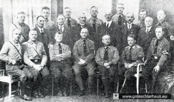 Die Ortsgruppe Jever der NSDAP ca. 1929. In der Mitte sitzt der Leiter und Studienrat Karl Gottschalck, rechts neben ihm (Nickelbrille) der Schriftleiter des „Jeverschen Wochenblatts“ Friedrich Lange (Archiv H. Peters)