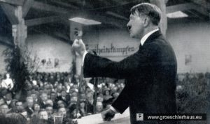 Hitler sprach am 12. Mai 1931 in der Reithalle von Jever vor über 4.000 Zuhörern (Foto), das „Jeversche Wochenblatt“ druckte die Rede komplett ab und kommentierte beifällig (Archiv H. Peters)